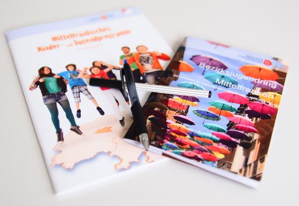 Ein Flyer des mittelfränkischen Kinder- und Kulturprogramms sowie ein Flyer des Bezirksjugendring Mittelfranken