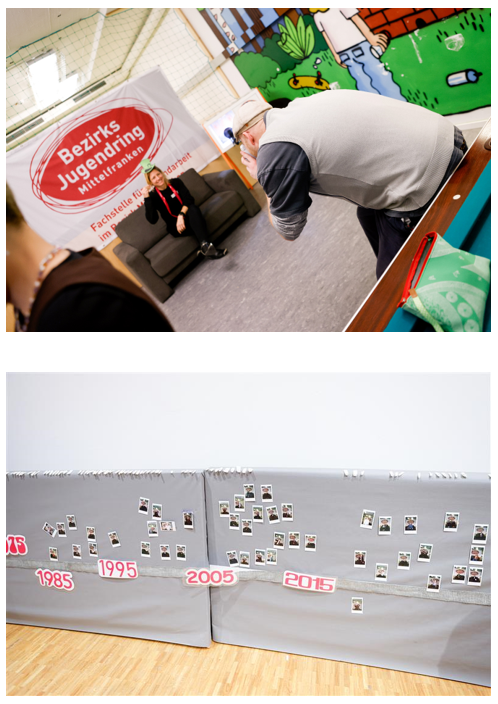 Fotograf in Aktion mit Polaroidkamera und Zeitstrahl des Bezirksjugendrings mit den dazugehängten Polaroidbildern