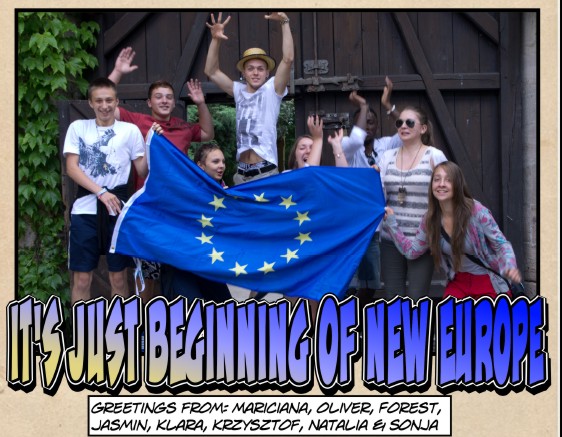 Jugendliche aus verschiedenen Ländern halten eine Europa-Flagge