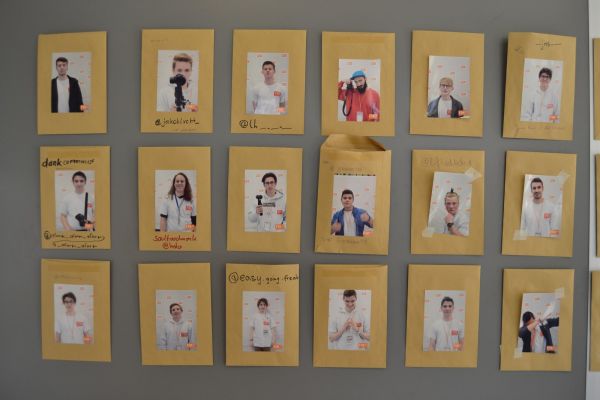 Plakatwand mit Mitgliedern des FSK