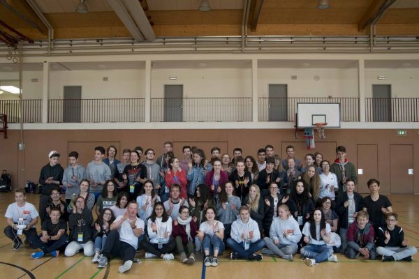 Jugendliche des FSK sitzen und stehen für ein Foto in einer Turnhalle