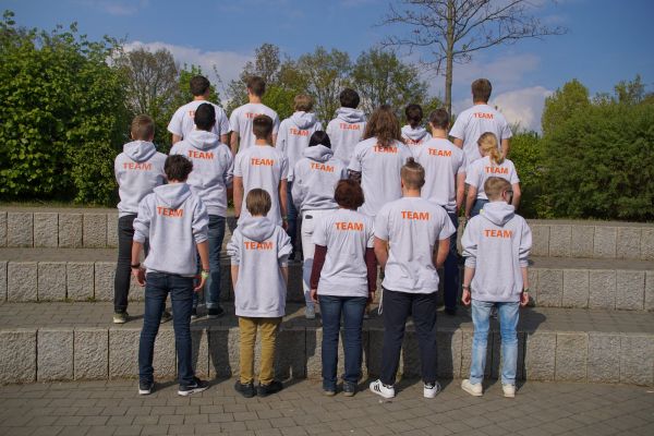 Das FSK Team steht mit dem Rücken zur Kamera