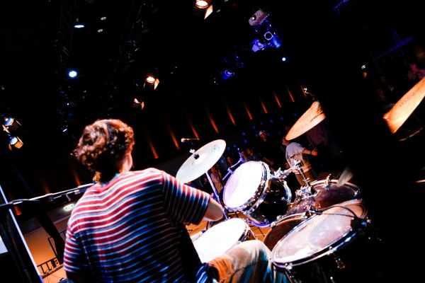 Schlagzeuger auf der Bühne.