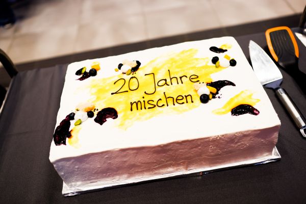 Torte mit Schriftzug 20 Jahre mischen!