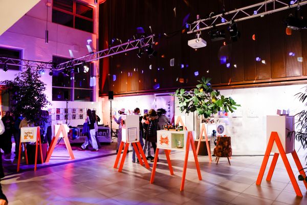 Eingangshalle der Kulturwerkstatt Auf AEG mit szenischer Beleuchtung. Dazwischen befinden sich die Ausstellungsstücke zur Jubiläumsausstellung 20 jahre mischen!.