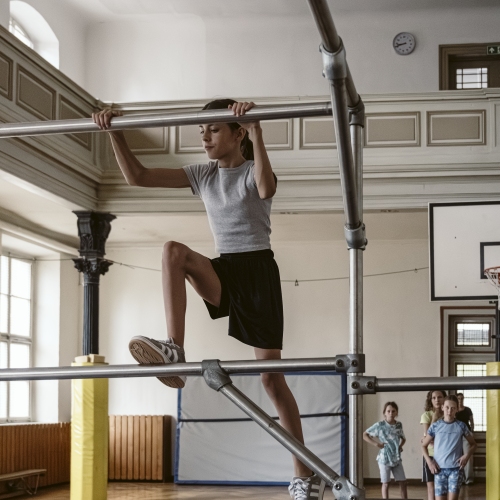 Jugendliche springt über ein aufgebautes Parkour-Hinderniss.