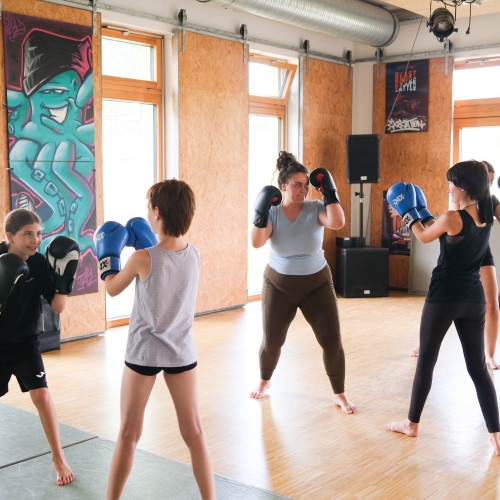 Mädchen beim Kickboxtraining üben Schläge