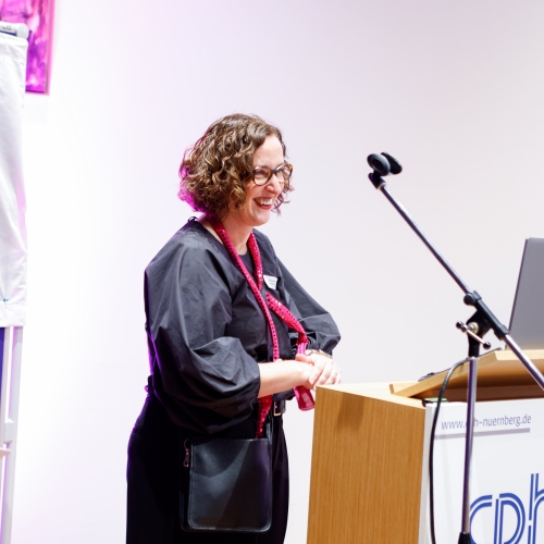 Geschäftsführerin Yvonne Schulz am Redner*innenpult