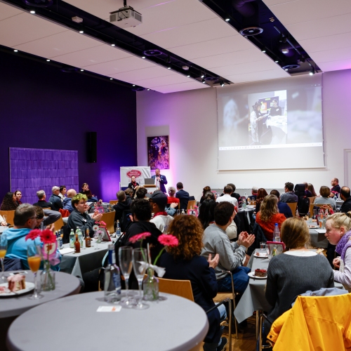 Ein Saal voller Menschen die an der Vollversammlung teilnehmen