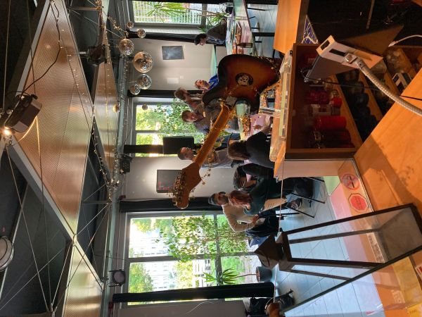 eine Gruppe sitzt gemeinsam um einen Tisch in der LUISE