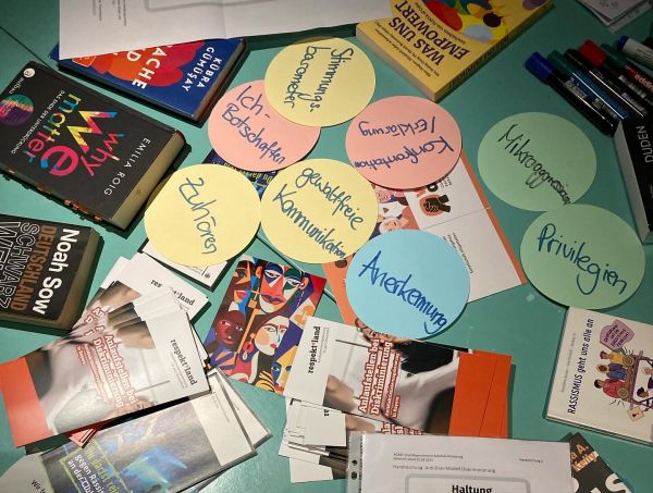 Arbeitsmaterialien liegen verstreut auf einem Tisch