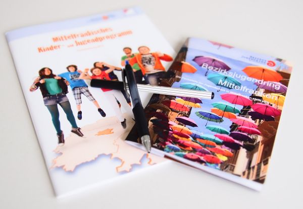Ein Flyer des mittelfränkischen Kinder- und Kulturprogramms sowie ein Flyer des Bezirksjugendring Mittelfranken Ein Flyer des mittelfränkischen Kinder- und Kulturprogramms sowie ein Flyer des Bezirksjugendring Mittelfranken