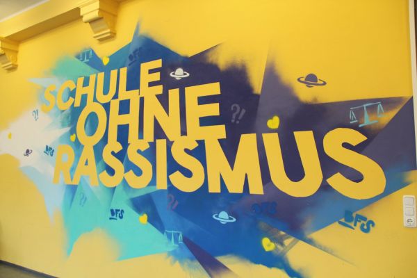 Graffiti Schriftzug Schule ohne Rassismus