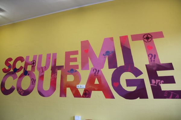 Grafitti Schriftzug Schule mit Courage