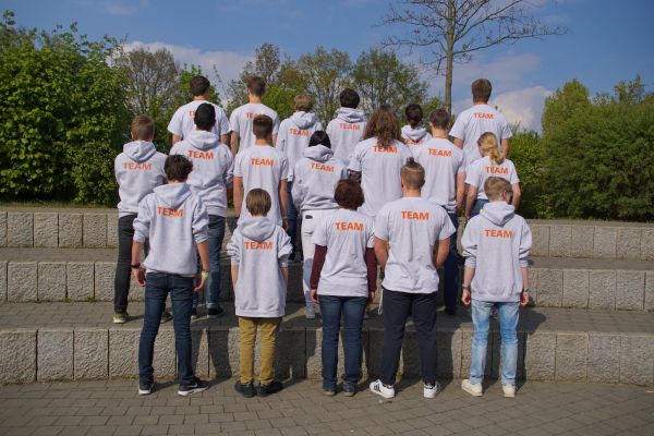 Das Team des Fränkischen Schüler_innenkongress steht mit dem Rücken zur Kamera